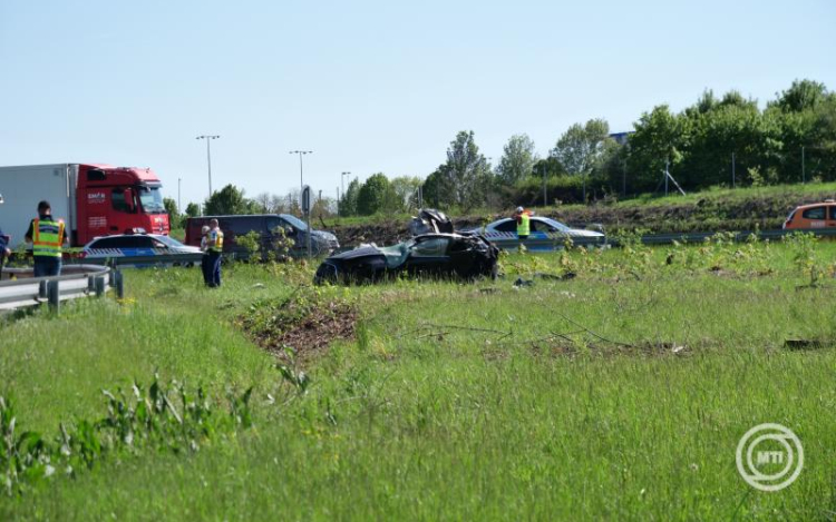 Hárman meghaltak az M1-es autópályán történt balesetben, Herceghalomnál