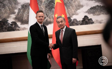 A kínai győzelem napján vett részt Szijjártó Péter