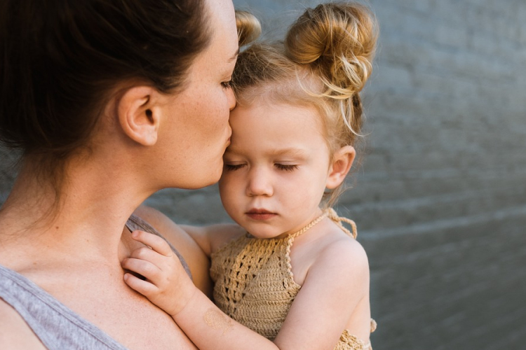 A gyereknek és a felnőttnek is szükségük van ölelésre