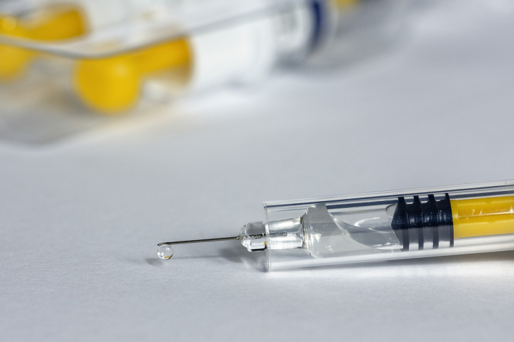 Az EU 300 millió adag oltóanyagot fog vásárolni a Pfizertől és a Biontechtől