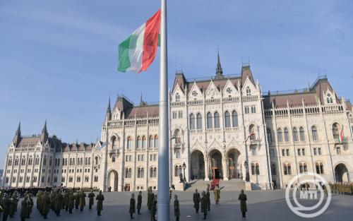 Ferenc pápa búcsúztatása - Felvonták, majd félárbócra engedték a nemzeti lobogót a Kossuth téren