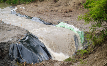 Parajd - Elkezdődött a Korond-patak elterelése, környezetvédelmi problémákat okozhat a bányából kijutó sós víz